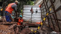 Galian manhole disebut hampir selesai. Ditargetkan, proyek galian itu selesai minggu depan.