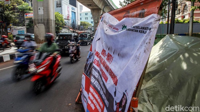 Kendaraan beringsut melintasi proyek galian utilitas yang menyebabkan kemacetan di Jl Kapten Tendean, Jakarta Selatan, Jumat (2/4/2021). Warga berharap proyek pengerjaan galian tersebut dipercepat untuk mengurangi dampak kemacetan bottleneck. Galian menyisakan satu lajur jalan sehingga mengakibatkan kemacetan.