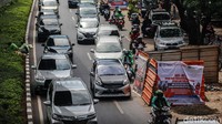 Kendaraan beringsut melintasi proyek galian yang menyebabkan kemacetan di Jalan Kapten Tendean, Jakarta Selatan, Jumat (2/4/2021). 
