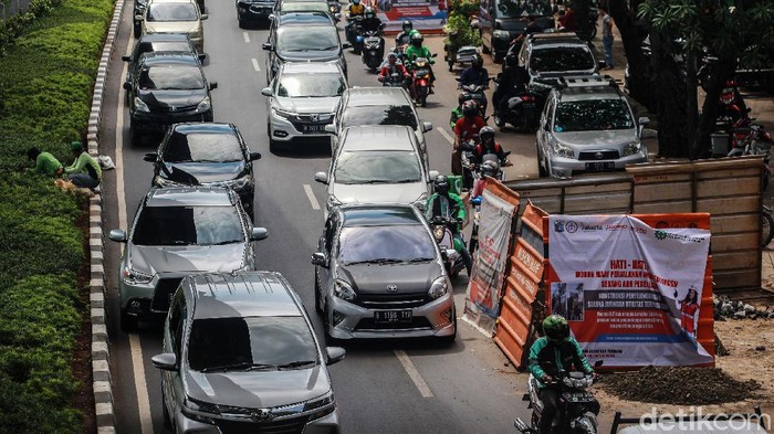 Meski Libur Long Weekend, Galian Masih Sebabkan Macet Jalan Tendean Kendaraan beringsut melintasi proyek galian utilitas yang menyebabkan kemacetan di Jl Kapten Tendean, Jakarta Selatan, Jumat (2/4/2021). Warga berharap proyek pengerjaan galian tersebut dipercepat untuk mengurangi dampak kemacetan bottleneck. Galian menyisakan satu lajur jalan sehingga mengakibatkan kemacetan.