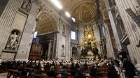 Basilika Santo Petrus yang biasanya penuh sesak dalam acara paskah, kini hanya menerima beberapa ratus orang saja.