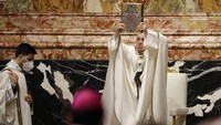 Paus Fransiskus memimpin Misa Krisma pada Kamis Putih dalam perayaan Pekan Suci Paskah di Basilika Santo Petrus Vatikan, Kamis (1/4/2021) waktu setempat. 