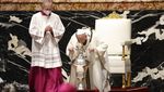 Momen Paus Fransiskus Pimpin Misa Krisma di Vatikan