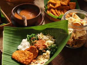 Sedap Puooll! Nasi Pecel Komplet ada di 5 Tempat Ini