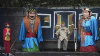 Abd.Rachman (86) merupakan seorang Veteran Pejuang 45. Rachman saat berusia 14 tahun berjuang melawan tentara Jepang saat merebut kemerdekaan di wilayah seputar Jakarta. Tak hanya berjuang melawan penjajah saja. Sembari berperang melawan penjajah, Rachman melestarikan kesenian Betawi dengan mendirikan sanggar di Cengkareng. Di sanggar kesenian Betawi yang dimiliki Rachman anak didiknya diajarkan silat, menari, bermain gamelan, dan ondel-ondel. CNN Indonesia/Hesti Rika  