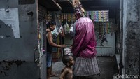 Kehadiran pengamen ondel-ondel jadi fenomena sendiri di Ibu Kota. Ondel-ondel kerap dimanfaatkan sebagai media untuk mencari rezeki sejumlah warga di Jakarta. Rifkianto Nugroho/detikcom  