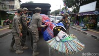 Pemprov DKI Jakarta melarang ondel-ondel digunakan untuk mengamen. Razia pun dilakukan di kawasan Ibu Kota guna melarang ondel-ondel digunakan untuk mengemis. Agung Pambudhy/detikcom  