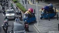 Seperti diketahui, Satpol PP DKI Jakarta melarang ondel-ondel digunakan untuk mengamen. Sebab, Pemprov DKI menilai ikon budaya Betawi itu hanya digunakan untuk mengemis uang. Wagub DKI Jakarta Ahmad Riza Patria menilai semestinya warisan budaya Betawi itu tidak digunakan untuk kepentingan sempit. Rifkianto Nugroho/detikcom  