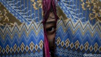 Adit (16) mengisi kegiatan sehari-hari dengan mengarak ondel-ondel di kawasan Jakarta. Kegiatan itu ia lakukan sejak dirinya putus sekolah. Rifkianto Nugroho/detikcom  