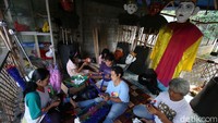 Pengrajin membuat ondel-ondel di Jalan Sepat, Jakarta Selatan, Sabtu (21/6/2014). Menjelang ulang tahun Ibu Kota Jakarta yang ke 487, pemesanan ondel-ondel mengalami peningkatan hingga 80% dari hari biasanya. Agung Pambudhy/detikcom  