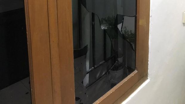 Penampakan rumah Ketum PA 212 yang dilempar batu