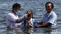 Perlu diketahui Baptis berasal dari bahasa Yunani “baptisma”, yang berarti “proses mencelupkan diri ke air, mulai dari masuk ke air, menenggelamkan ke seluruh badan  