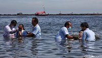 Biasanya, gereja-gereja ini mempraktikkan baptisan selam. Dalam hal ini, pendeta bersama calon baptisan masuk ke dalam sebuah kolam dan orang yang dibaptiskan itu diselamkan ke dalam air. Selain itu ada beberapa gereja yang harus melalukan proses pengakuan iman(sidi), misalnya Pengakuan Iman Rasuli.  