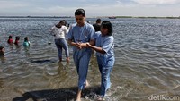 Zaman dulu, baptis selam dilakukan di sungai atau danau. Jaman sekarang, bisa juga dilakukan di kolam renang.  