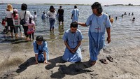 Seperti yang dilakukan di negara-negara beriklim dingin mereka melakukan baptis selam lebih sering dilakukan di kolam renang, karena lebih nyaman (terutama kolam renang dengan air hangat) dan tidak ada arus air.  