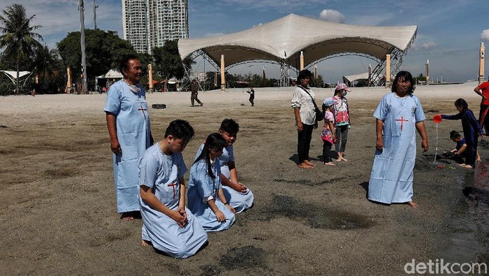 Umat Nasrani dari Gereja Bethel Indonesia melakukan Pembabtisan Selam Jumat Agung di kawasan Pantai Ancol, Jakarta Utara, Jumat (2/4).
