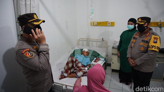 Ibu yang dianiaya anak kandungnya memakai palu menderita cacat permanen. Mata sebelah kanan ibu tiga anak itu harus diambil karena rusak setelah dipalu tersangka.