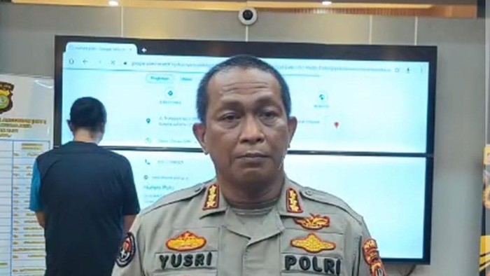 Pengemudi Fortuner (menghadap belakang) yang viral dihadirkan di Polda Metro Jaya (tangkapan layar IG @humaspoldametrojaya)