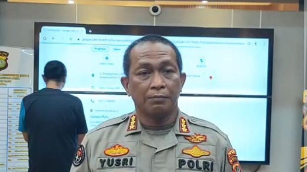 Pengemudi Fortuner (menghadap belakang) yang viral dihadirkan di Polda Metro Jaya (tangkapan layar IG @humaspoldametrojaya)