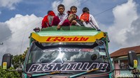 Kawasan yang merupakan bukit kebun teh membuat akses menuju ke sekolah tersebut sulit.  
