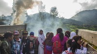Biasanya para pelajar dari kampung Cibulao menumpang truk pagi yang berangkat mengambil teh.  