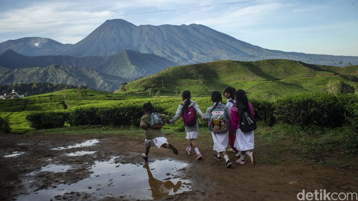 Sejumlah pelajar menaiki truk di desa Tugu Utara, Kab Bogor, Jawa Barat, Senin (29/3/2021). Akses jalan yang jauh dan rusak membuat anak-anak sekolah dasar harus berjuang lebih keras untuk sampai ke sekolah.