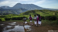 Akhirnya pihak sekolah, orang tua hingga petugas yang bersangkutan bersepakat untuk membuat sekolah menjadi offline.   