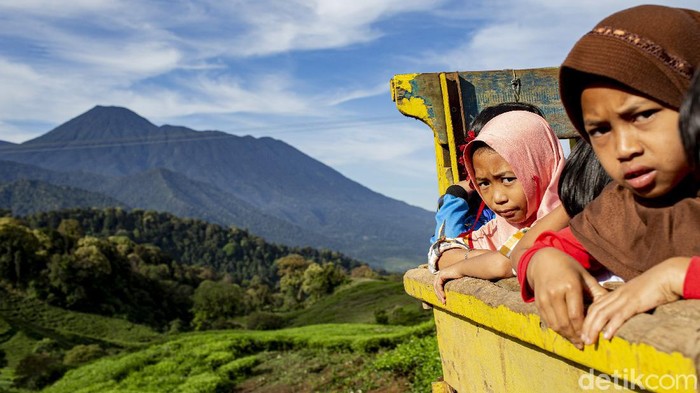 Sejumlah pelajar menaiki truk di desa Tugu Utara, Kab Bogor, Jawa Barat, Senin (29/3/2021). Akses jalan yang jauh dan rusak membuat anak-anak sekolah dasar harus berjuang lebih keras untuk sampai ke sekolah.