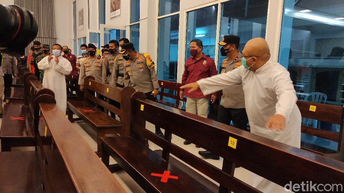 Wakapolda Jatim Brigjen Pol Selamet Hadi Supraptoyo mengatakan, pihaknya berusaha menjamin perayaan Paskah berjalan dengan aman dan kondusif. Ia meminta warga tidak cemas.