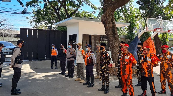 Polisi hingga anggota Banser terlihat berjaga di Gereja Jakut (Farih-detikcom)