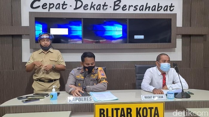 Ada pemandangan berbeda saat rilis kasus di Mapolresta Blitar. Seorang juru bahasa isyarat tampak hadir di saat kapolresta memaparkan hasil penyelidikan kasus di depan wartawan.