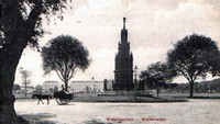Lapangan Banteng dulu dihiasi menara peringatan kebebasan belanda atas pendudukan perancis, menara itu kini dipindahkan ke museum prasasti.