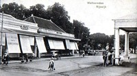 Deretan toko di kawasan Jl. Merdeka Barat atau kawasan Harmoni yang kini sudah menjadi jalan dan lahan parkir Segneg.