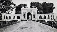 Gerbang Amsterdam adalah gerbang sisa peninggalan benteng VOC semasa J.P. Coen. Gubernur Jenderal Gustaaf Willem baron van Imhoff (1743-1750) pernah merenovasi benteng bagian selatan termasuk gerbang Amsterdam.  Lokasi  gerbang tersebut berada di persimpangan Jalan Cengkeh, Jalan Tongkol menghadap Gedung Fathillah.