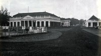 Gedung Harmoni, setelah dihancurkan tahun 1985 menjadi bagian dari gedung Sekretariat Negara (Sekneg) yang  pembangunannya dimulai pada masa Gubernur Jenderal Daendels (1808-1811), kemudian dilanjutkan penggantinya letnan gubernur Raffles pada masa Inggris (1811-1815). Raffles sendiri yang meresmikan gedung yang diarsiteki seorang putra Melayu pada 18 Januari 1815 untuk menghormati hari kelahiran Ratu Charlotte, istri Raja Inggris George III.