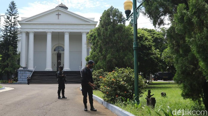 Potret Pengamanan Jumat Agung di Gereja Immanuel Personel gabungan berjaga di depan Gereja Immanuel, Gambir, Jumat (2/4/2021). Penjagaan ketat dilakukan untuk kenyamanan umat jelang ibadah Paskah