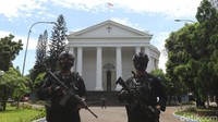 Dengan berbekal senjata lengkap petugas terus mengamankan rangkaian perayaan hari Paskah.  