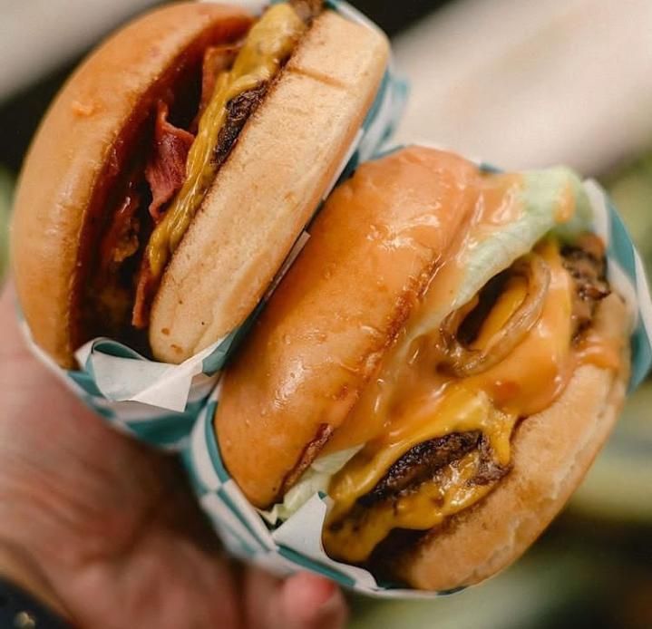 Di 5 Tempat Ini Bisa Makan Burger Premium Sambil Nongkrong