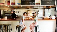 Seperti yang terlihat pada foto ini, Shandy Aulia memang sering kulineran mewah bersama dengan sang suami. Keduanya terlihat romantis dengan saling menyuapi. Foto: Instagram @shandyaulia