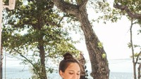 Selain itu, Shandy Aulia juga sering traveling ke pantai-pantai indah. Nah, saat traveling itulah Shandy Aulia menyempatkan untuk kulineran seperti yang terlihat pada foto ini. Foto: Instagram @shandyaulia