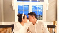 Tak kalah keren, momen kuliner Shandy Aulia dan sang suami ini unik. Menikmati sensasi bersantap di atas ketinggian dengan pemandangan pepohonan yang tinggi. Foto: Instagram @shandyaulia
