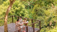 Momen kuliner Shandy Aulia yang satu ini juga tak kalah keren. Menikmati buah-buahan segar dengan pemandangan kolam renang. Foto: Instagram @shandyaulia