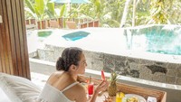 Nah, kalau yang satu ini adalah momen kuliner Shandy Aulia dan suami yan terlihat romantis. Melakukan dinner dengan pemandangan taburan bintang-bintang. Foto: Instagram @shandyaulia