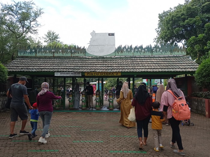 Suasana Taman Margasatwa Ragunan saat hari pertama libur Paskah (Wilda-detikcom)