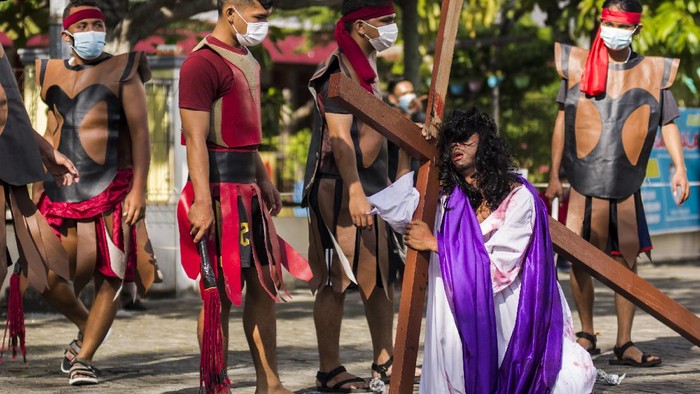 Sejumlah Orang Muda Katolik melaksanakan prosesi Tablo Jalan Salib di Gereja Santo Paulus, Kota Pekanbaru, Provinsi Riau, Jumat (2/4/2021). Pengurus Gereja Santo Paulus kembali menggelar tradisi Tablo Jalan Salib rangkaian tri hari suci Jumat Katolik, setelah tahun lalu ditiadakan akibat pandemi COVID-19, namun pelaksanaannya tanpa penonton dan disiarkan secara live streaming. ANTARA FOTO/FB Anggoro/rwa.