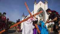 Sejumlah Orang Muda Katolik melaksanakan prosesi Tablo Jalan Salib di Gereja Santo Paulus, Kota Pekanbaru, Provinsi Riau, Jumat (2/4/2021).   