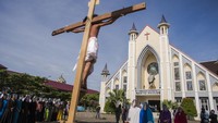 Pengurus Gereja Santo Paulus kembali menggelar tradisi Tablo Jalan Salib rangkaian tri hari suci Jumat Katolik, setelah tahun lalu ditiadakan akibat pandemi COVID-19, namun pelaksanaannya tanpa penonton dan disiarkan secara live streaming.   