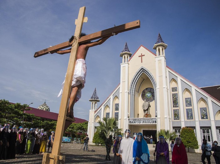 Sejumlah Orang Muda Katolik melaksanakan prosesi Tablo Jalan Salib di Gereja Santo Paulus, Kota Pekanbaru, Provinsi Riau, Jumat (2/4/2021). Pengurus Gereja Santo Paulus kembali menggelar tradisi Tablo Jalan Salib rangkaian tri hari suci Jumat Katolik