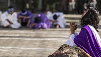 Acara tersebut digelar untuk menambah keimanan umat Katolik yang mengikuti ibadah Jumat Agung dalam rangkaian peringatan Paskah.  