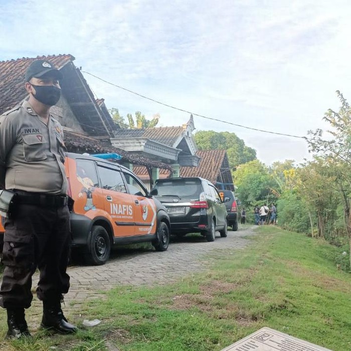 Densus 88 menangkap seorang terduga teroris di Kudus, Jawa Tengah. Rumahnya di Bojonegoro kemudian digeledah.